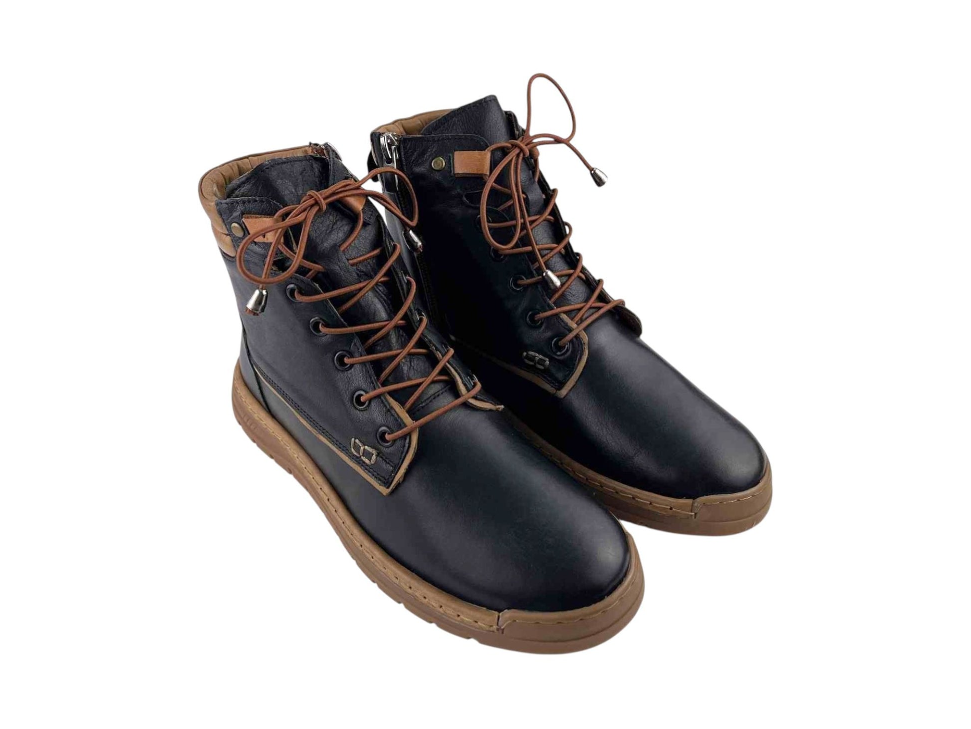 Botines en piel legítima de la marca 48Hours, en color negro con detalles en marrón en cordones, suela y ribetes. Botines cómodos, estilosos y combinables con cualquier outfit.