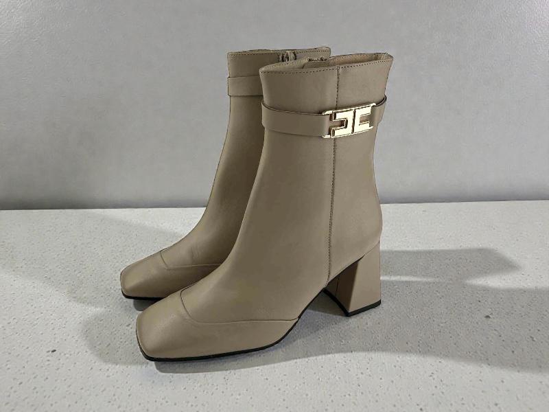 Botines de mujer elegantes beige, cremallera interna, hebilla dorada y tacón medio de bloque muy cómodo.