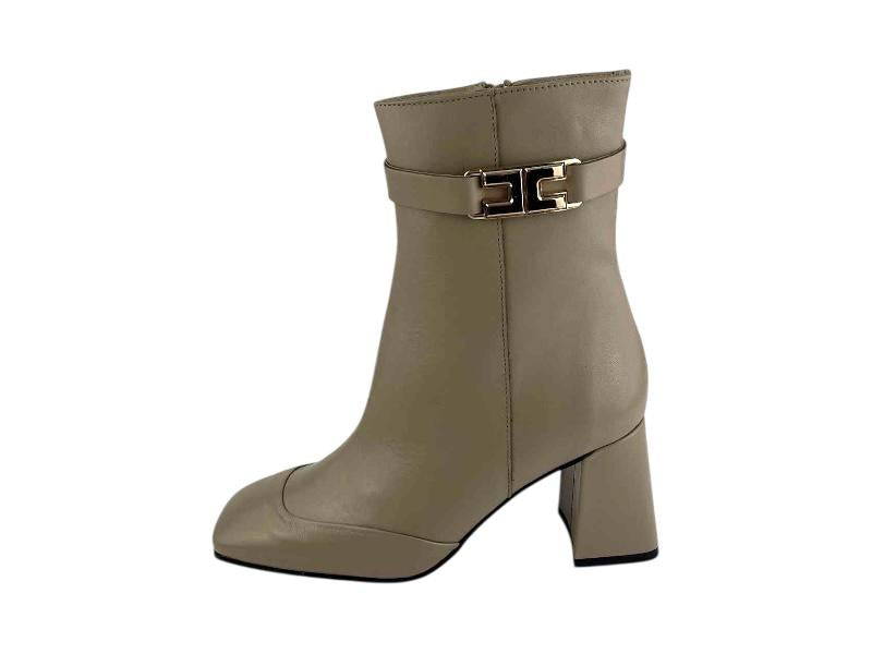 Botines en piel lisa en color taupe para mujer, con hebilla metálica dorada en el empeine y tacón en bloque, muy elegantes y cómodos.