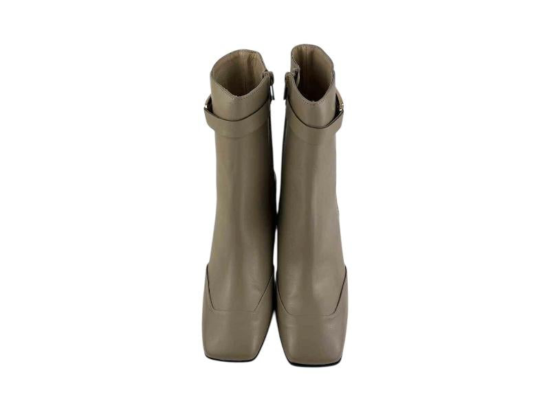 Botines en piel lisa de mujer, con cremallera interna, hebilla dorada y tacón en bloque, muy cómodos y elegantes. 