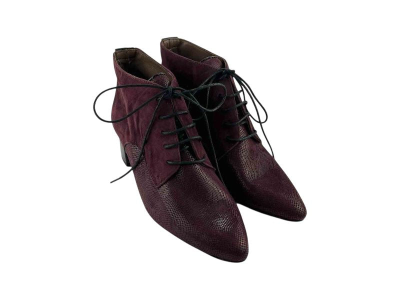 Botines de mujer en piel ante y serpiente, color burdeos, con cordones, tacón cuadrado, estilosos y cómodos.