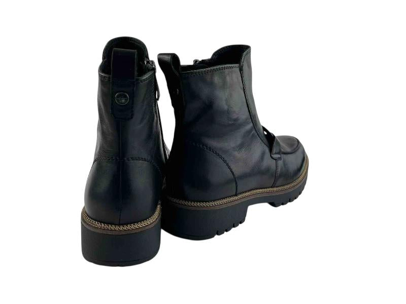 Botines de caña media, para mujer, en cuero negro, suela track, de estilo urbano clásico, con toques modernos y  muy ligeros.