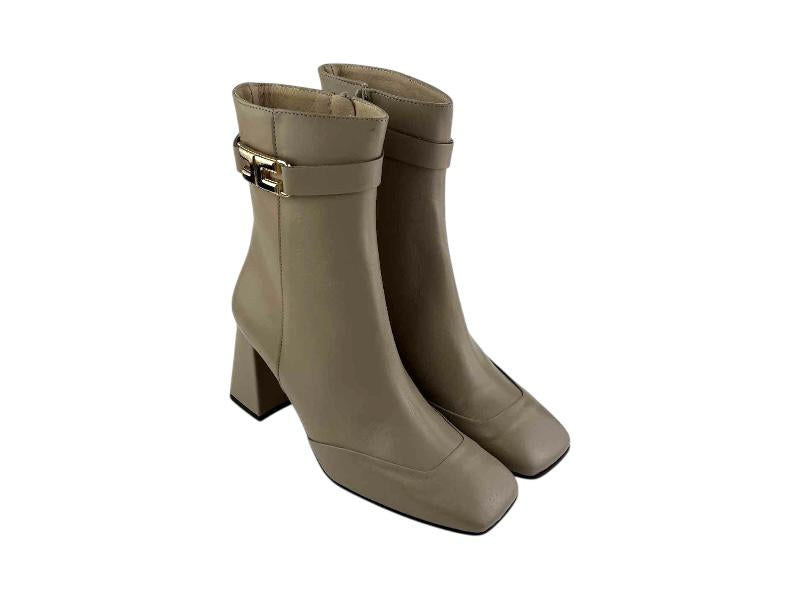 Botines de mujer en piel lisa en color beige/ taupe con tacón de bloque, puntera cuadrada y tira decorativa con hebilla dorada metálica.