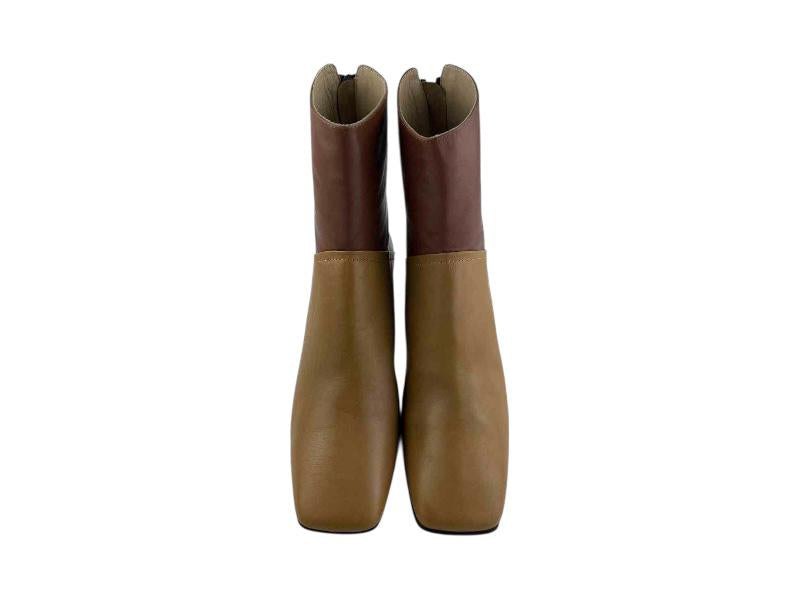 Botines para mujer, en piel legítima en camel, marrón y blanco, con punta cuadrada y tacón bloque, vista por la parte delantera sobre fondo blanco.