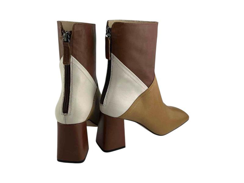 Vista por la parte trasera de unos botines para mujer, en color camel, marrón y blanco, en piel de alta calidad, cremallera trasera, tacón bloque y puntera cuadrada.