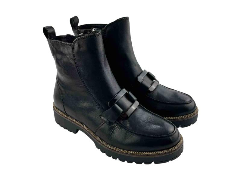 Botines de mujer en piel lisa negra, de corte clásico, con hebillas, suela track negra y cierre con cremallera lateral.