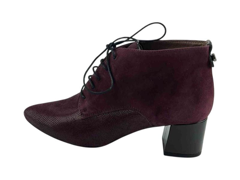 Botín de mujer en piel ante y serpiente, color burdeos, con cordones y tacón cuadrado. Botines en puntera y abotinados muy elegantes y cómodos. 