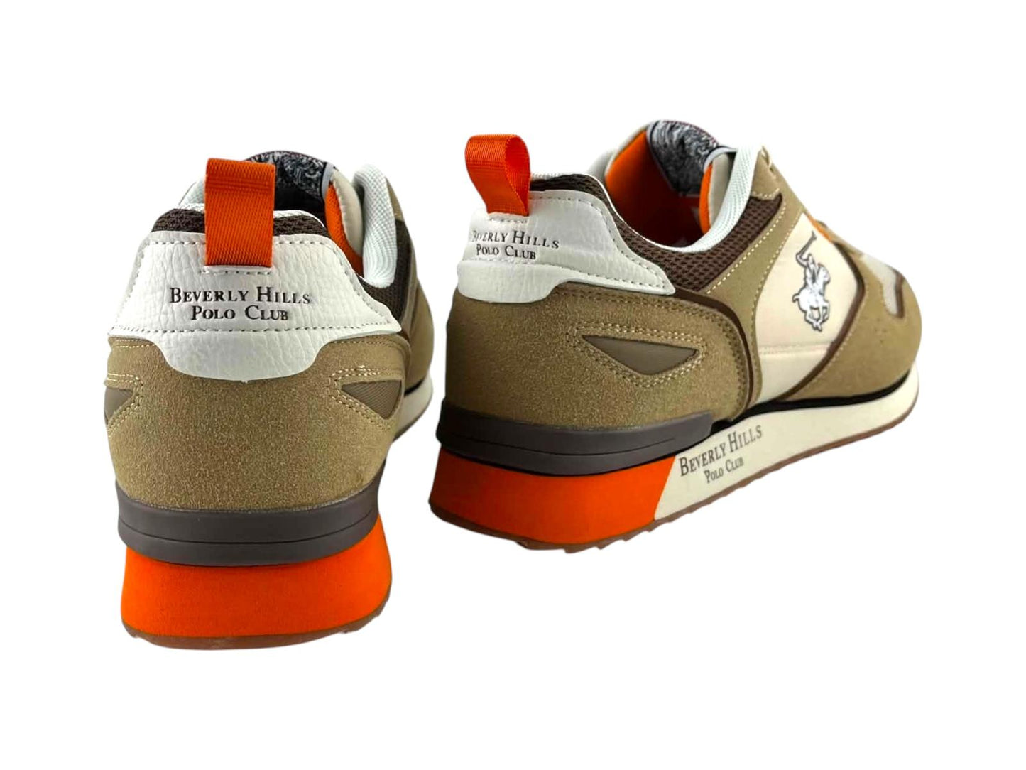 Detalle trasero del talón de las zapatillas de hombre de marca mostrando el grosor de la cuña deportiva y el agarre de la suela.