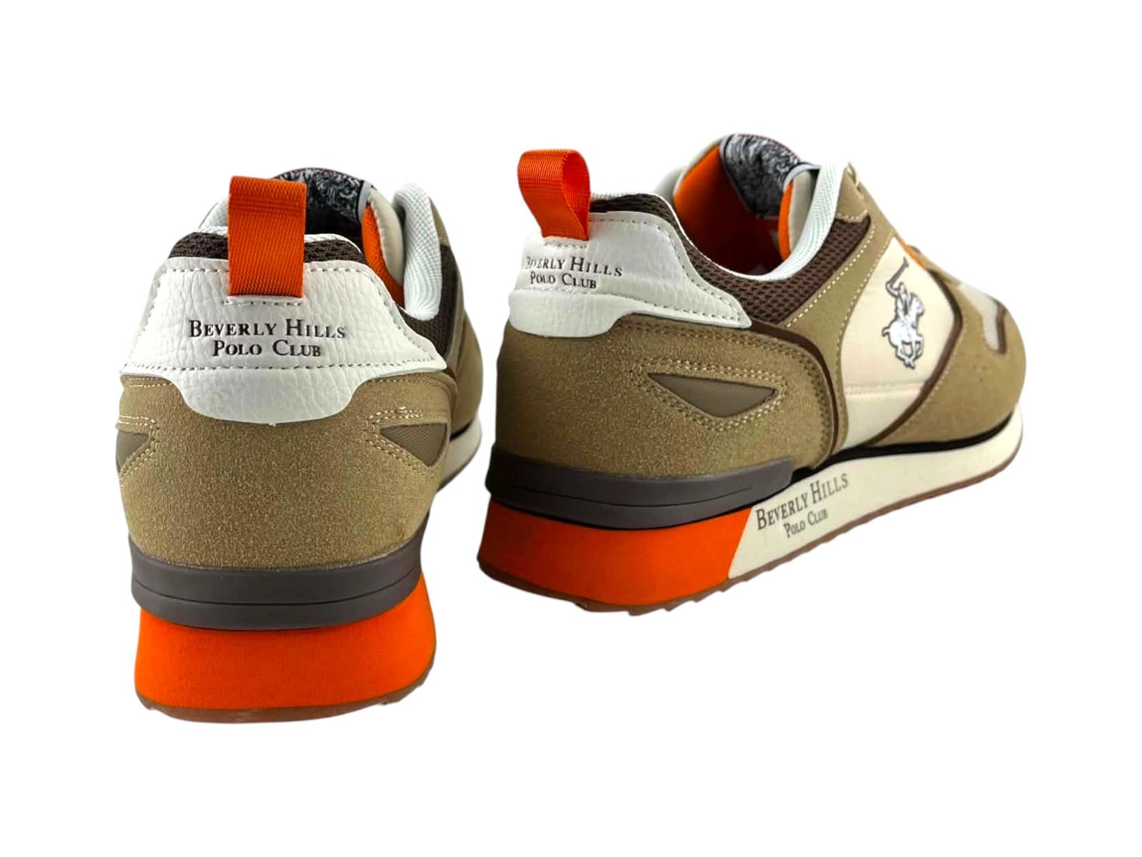 Detalle trasero del talón de las zapatillas de hombre de marca mostrando el grosor de la cuña deportiva y el agarre de la suela.