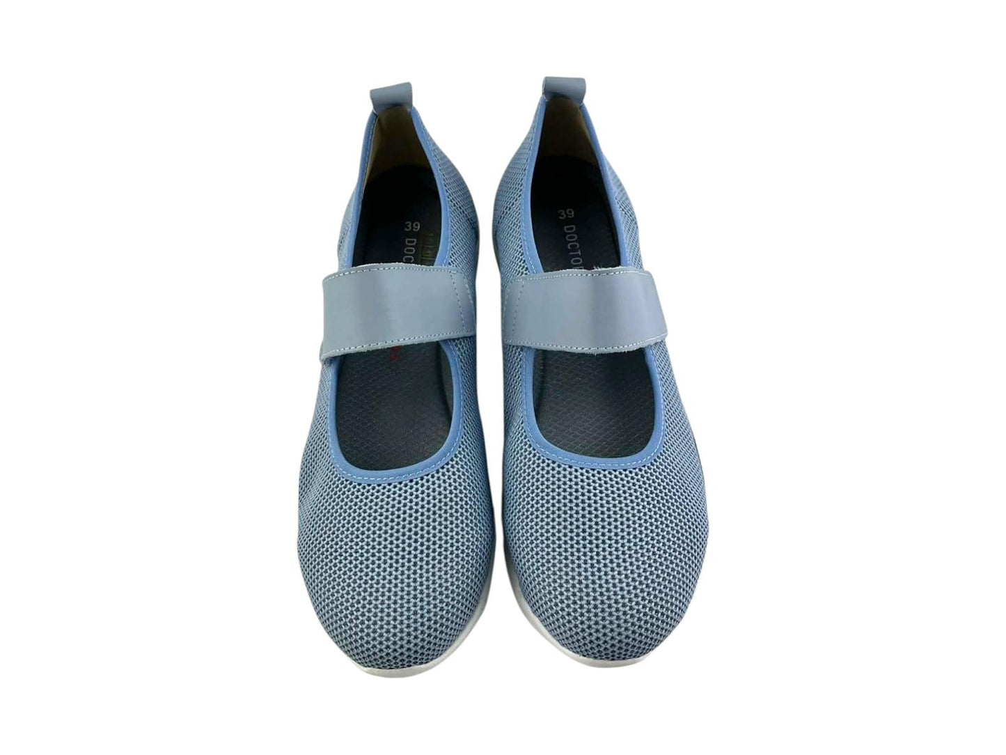 Primer plano del tejido de malla azul y el cierre de velcro, resaltando el diseño moderno y funcional del zapato.