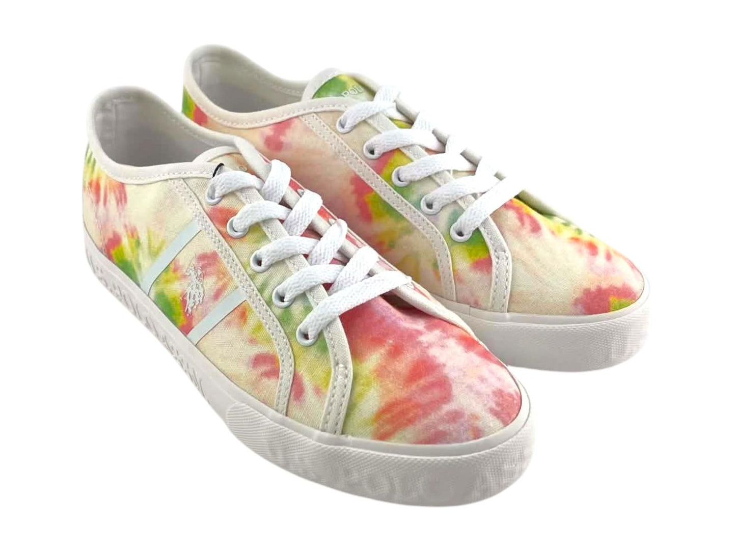 Calzado casual de lona tipo tie dye para mujer U.S. Polo Assn. en perspectiva de tres cuartos sobre fondo claro.