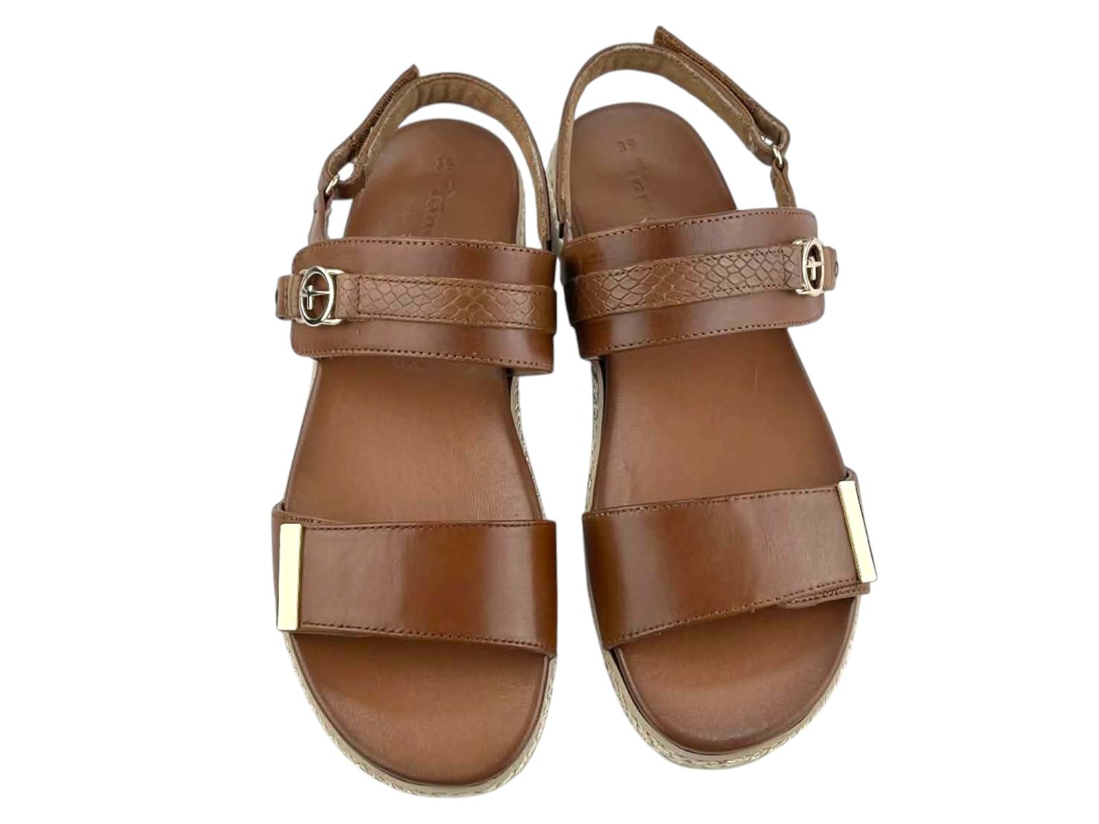 Vista superior del par de sandalias de piel para mujer donde se aprecia el diseño ergonómico de la planta y el sistema de ajuste ajustable mediante tiras de velcro.