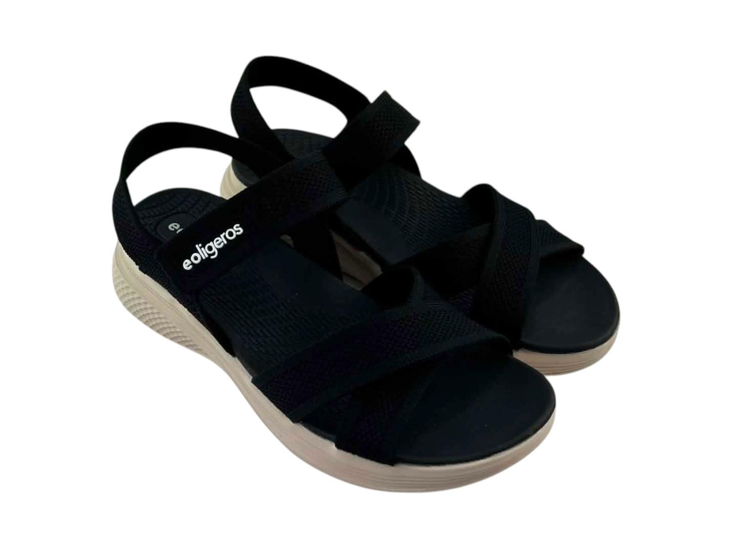 Perspectiva frontal y lateral de las sandalias Eoligeros para mujer resaltando el logotipo de la marca y su diseño urbano deportivo, sandalias ultra ligeras.