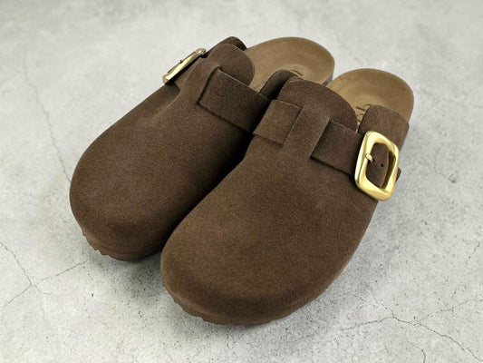 Par de zuecos Yokono de piel en perspectiva, destacando su diseño natural y atemporal para mujer.