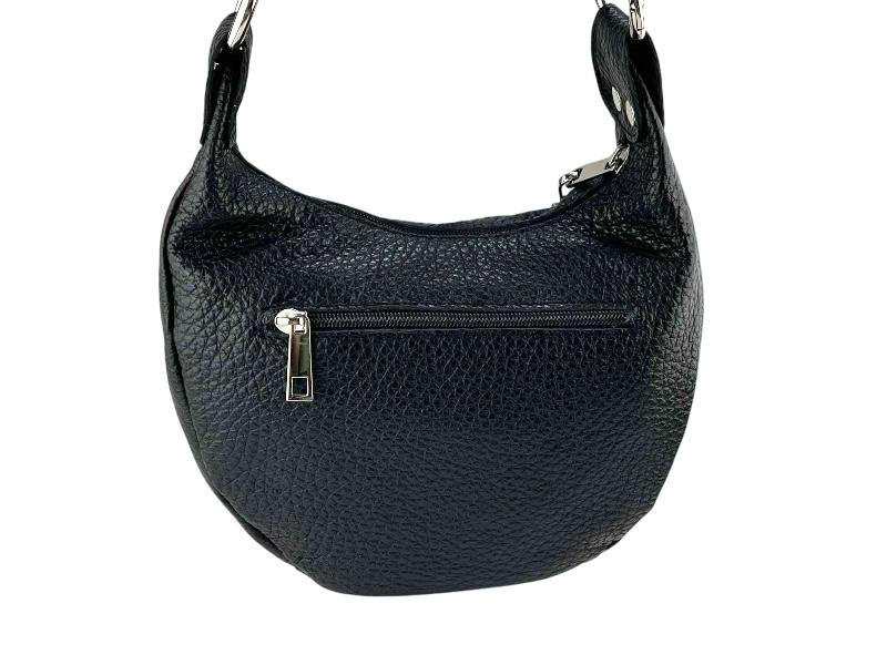 Vista por la parte de atrás de un bolso de caramelo negro, para mujer,  atemporal y de diseño elegante y moderno. Cierre con cremallera vista y herrajes metálicos en color plata.