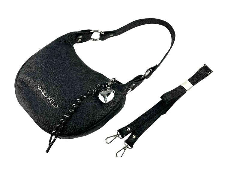 Bolso en piel de la marca Caramelo, de diseño elegante, atemporal y moderno. Combinable con todos tus looks tanto formales como informales. Bolso bandolera y de hombro, con llavero en forma de corazón y tiras de cordón extraíble.
