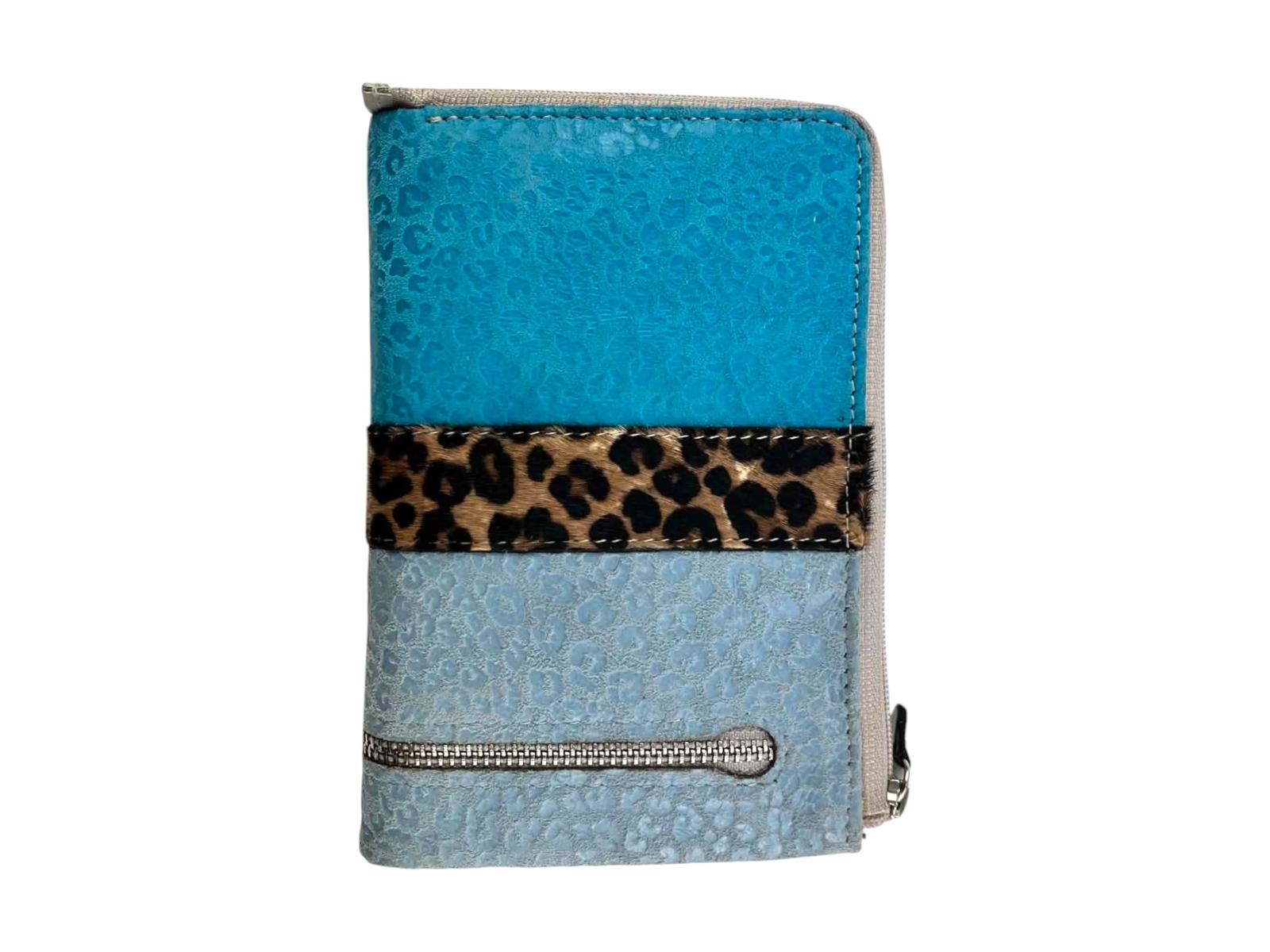 Vista trasera de cartera de cuero azul turquesa Caramelo con cremallera superior y franja de leopardo con pelo.