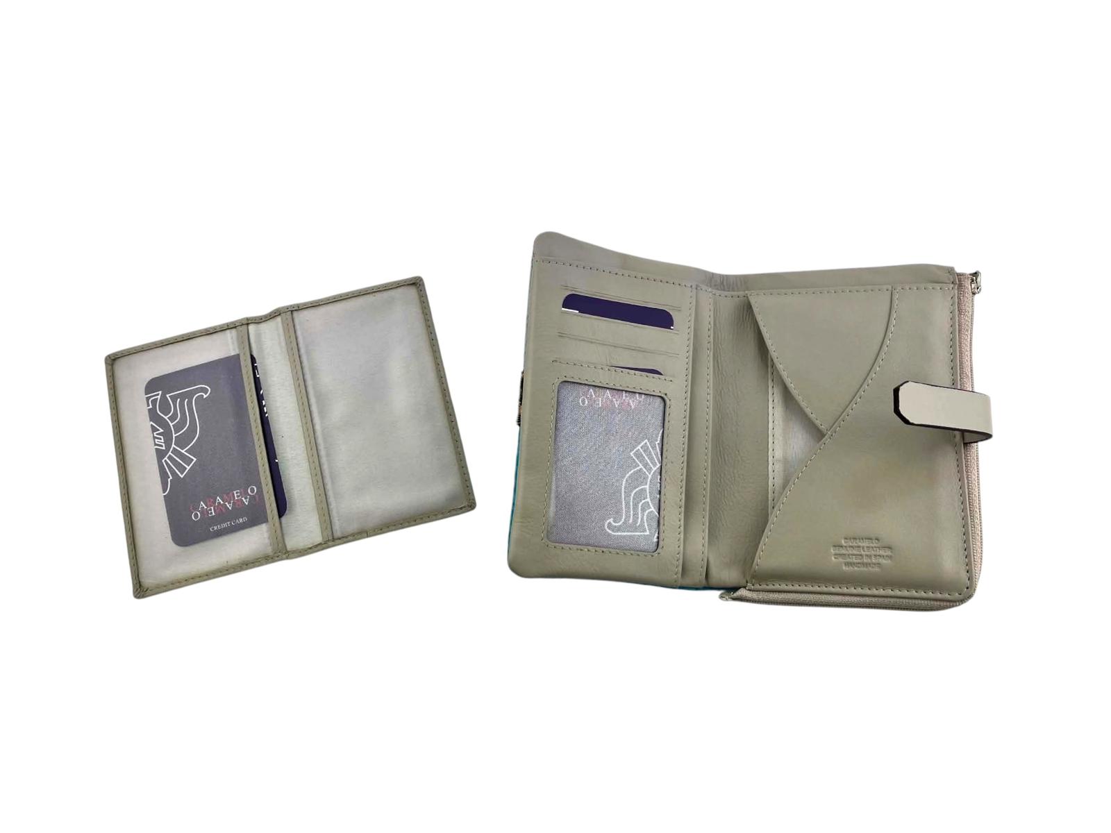 Interior de cartera Caramelo de piel gris con su tarjetero extraíble independiente para tarjetas de crédito.
