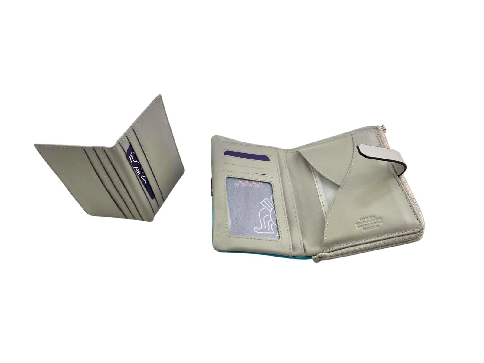 Interior de cartera Caramelo de piel gris con su tarjetero extraíble independiente para tarjetas de crédito. Muy cómodo y práctico.