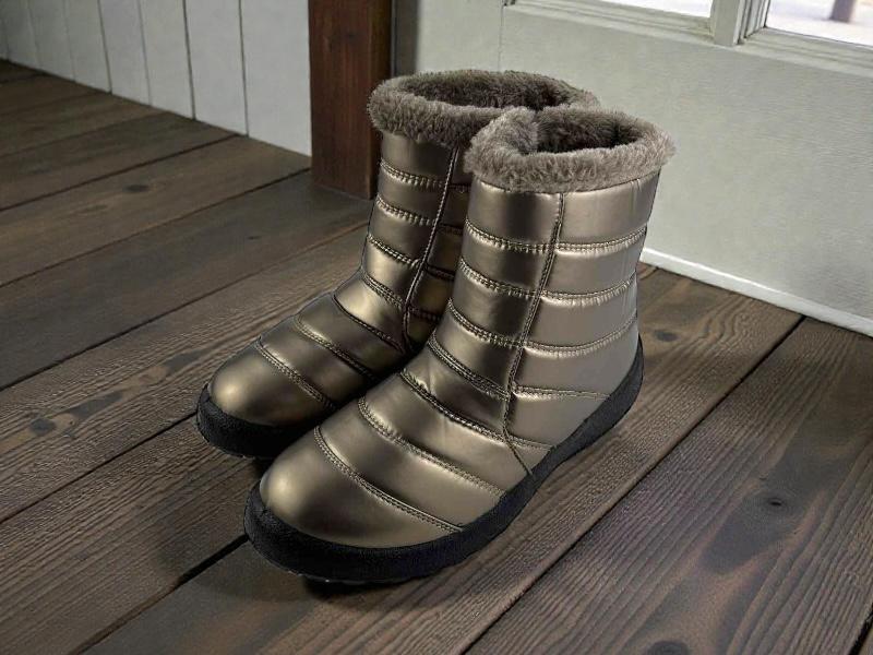 Botines de mujer de la marca española Cutillas, muy cómodas y ligeras, con cremallera interior y pelo sobre fondo de madera.