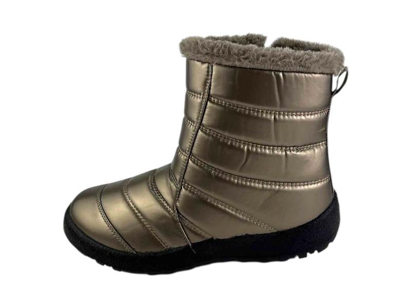 Botín acolchado de mujer en color bronce metalizado con forro de pelo en el cuello y suela plana de goma negra antideslizantes.