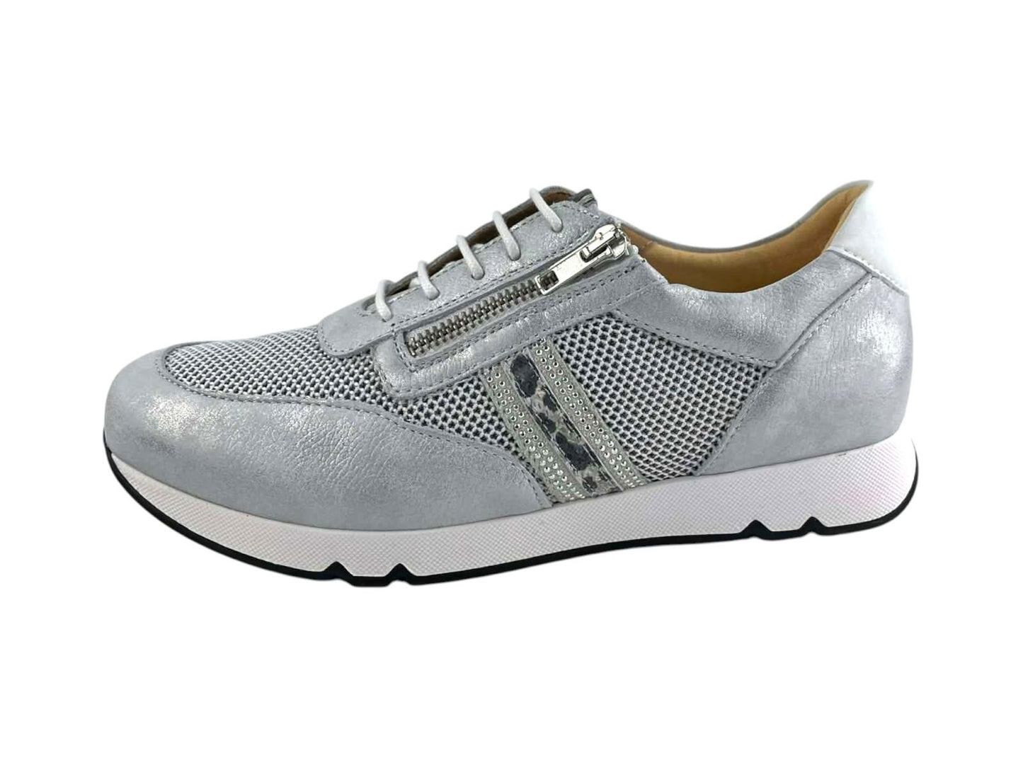 Detalle lateral de zapatilla urbana con texturas combinadas de rejilla técnica y piel metalizada para un look moderno.