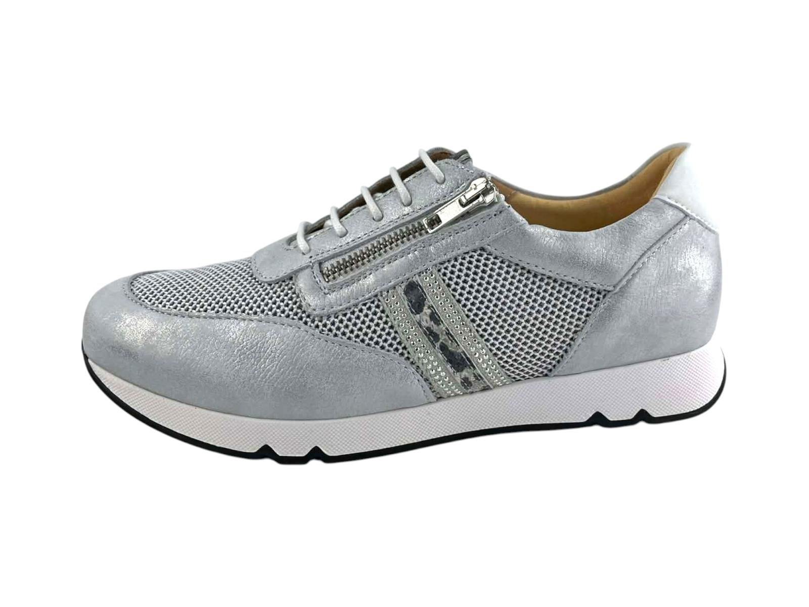 Detalle lateral de zapatilla urbana con texturas combinadas de rejilla técnica y piel metalizada para un look moderno.