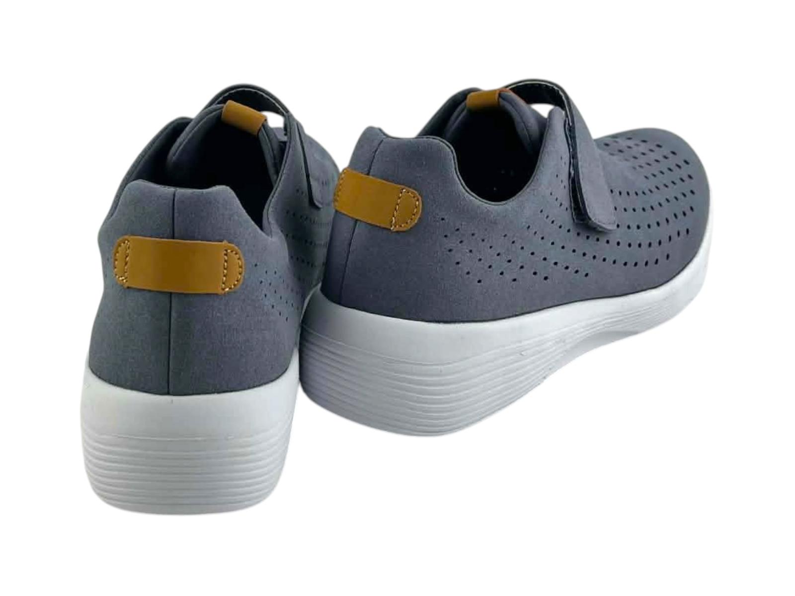 Vista posterior de zapatillas confort de mujer con detalle de tirador color mostaza y suela amortiguada de perfil deportivo.