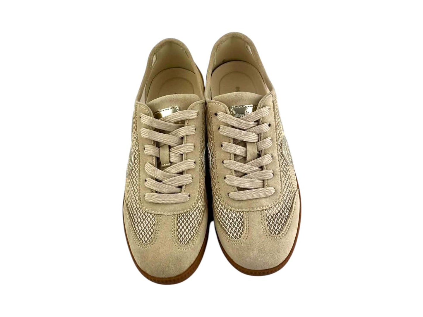 Sneakers urbanas de mujer, beige, con textura mixta de rejilla y piel vuelta, ideales para un look casual fresco y moderno.