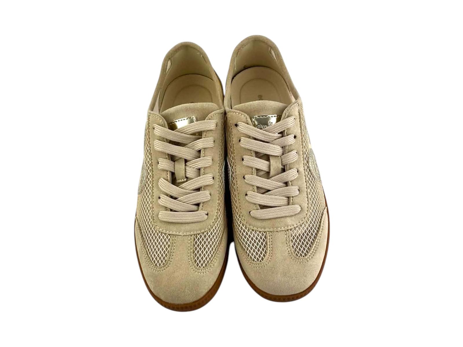 Sneakers urbanas de mujer, beige, con textura mixta de rejilla y piel vuelta, ideales para un look casual fresco y moderno.