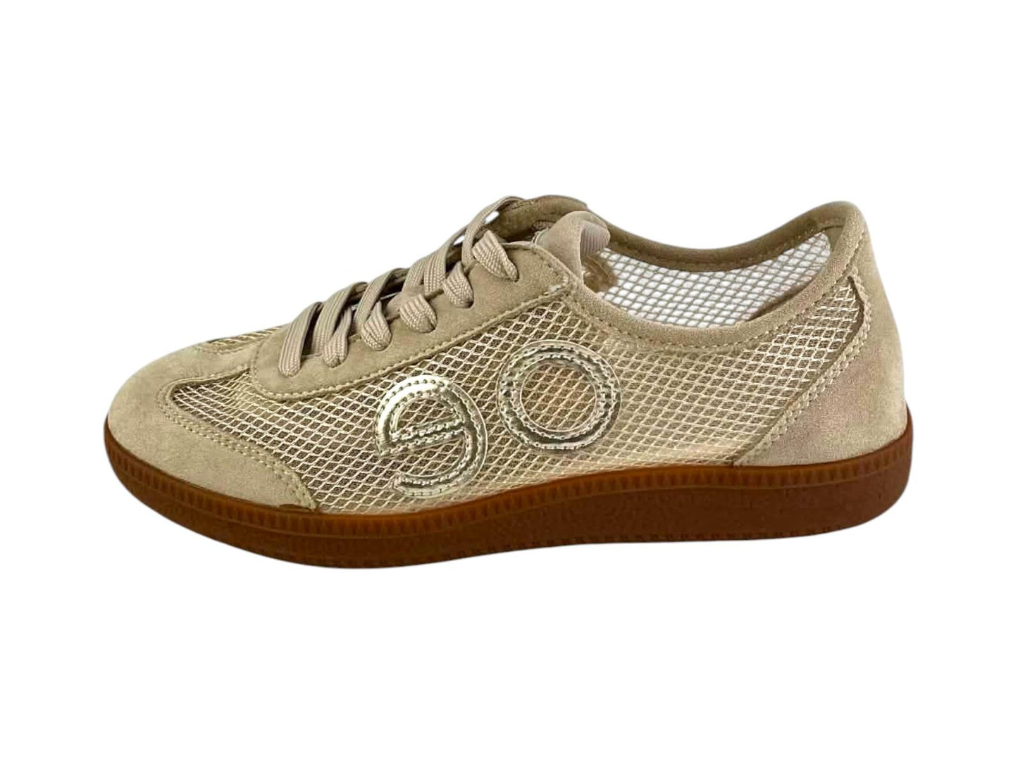 Plano lateral de unos tenis de mujer con tejido de rejilla técnica y acabados en ante suave, resaltando la ligereza del calzado veraniego.