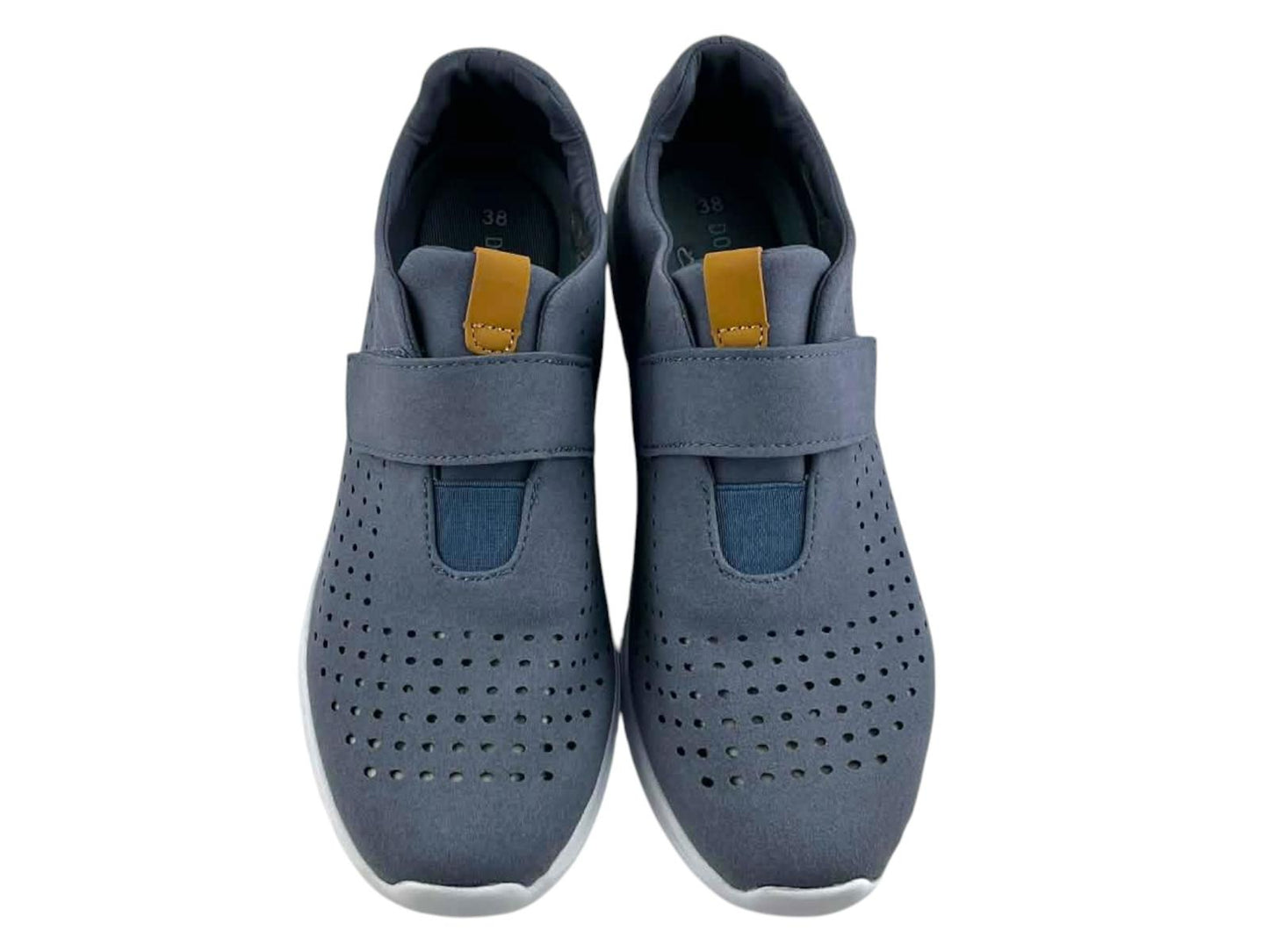 Zapatilla de mujer con sistema de ajuste fácil por velcro y diseño micro perforado para una ventilación superior.