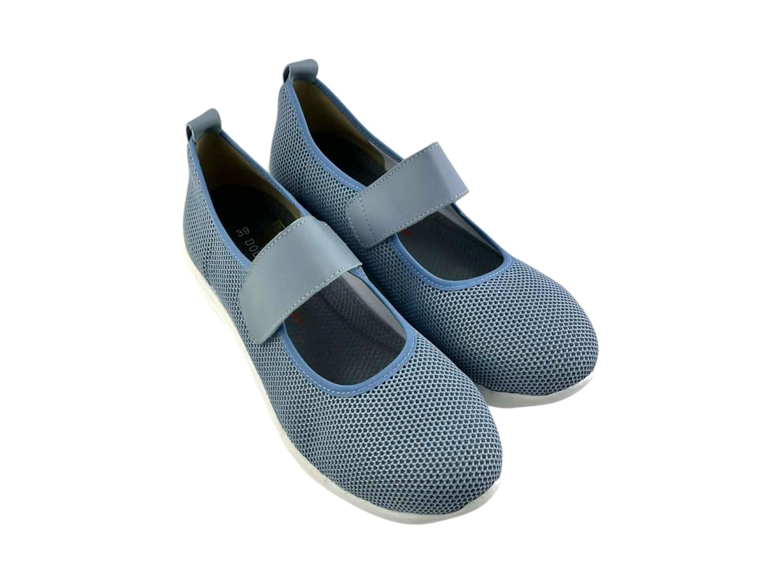 Calzado femenino azul con textura de red técnica, ideal para mantener el pie fresco y cómodo durante todo el día.