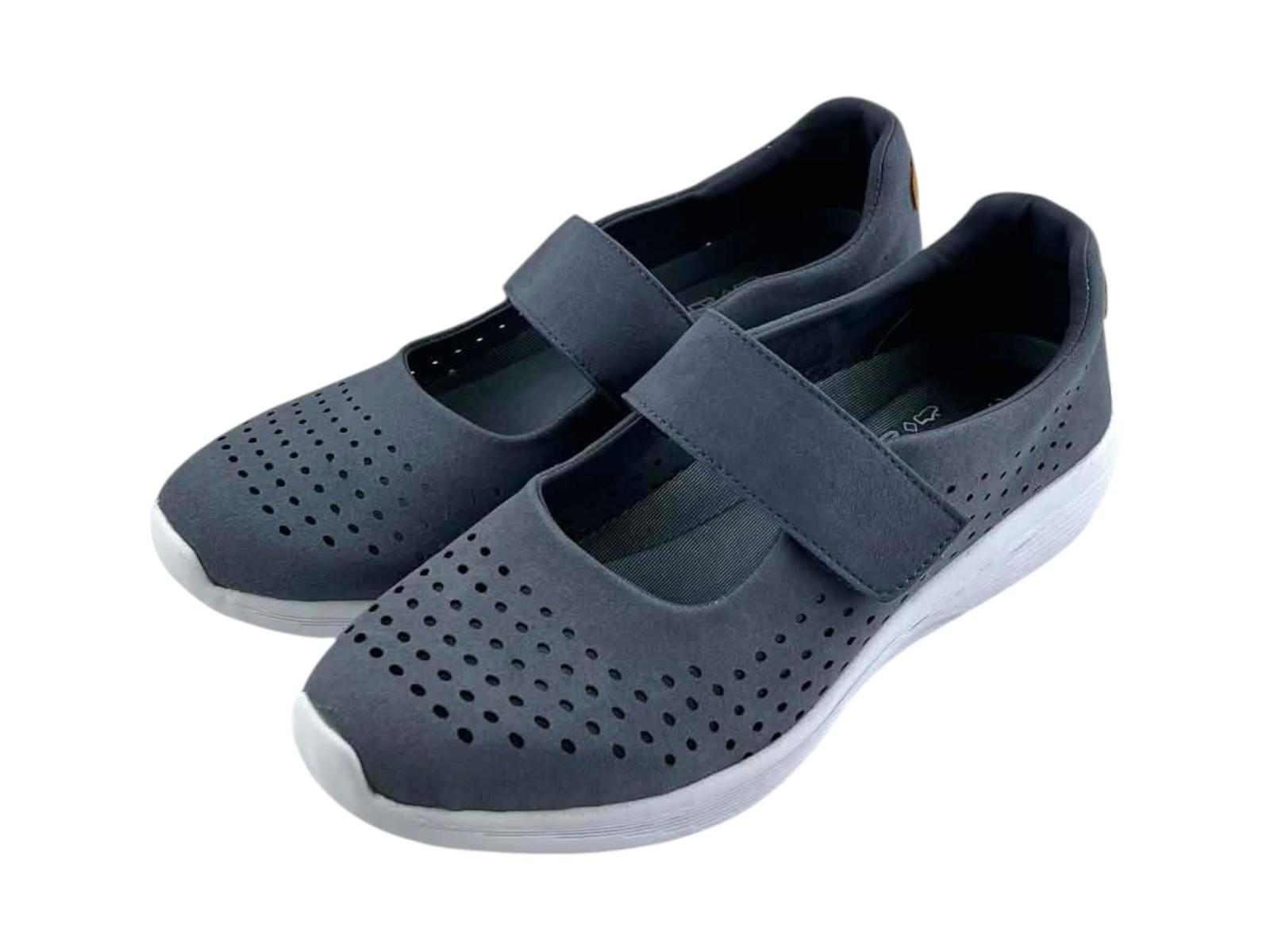 Calzado femenino estilo Mary Jane con suela de EVA amortiguada y tejido técnico gris transpirable para verano.