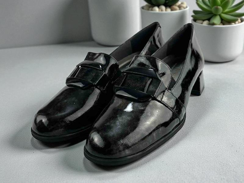 Mocasines de mujer de la marca Cutillas, con diseño clásico y elegante, con hebilla, tacón bajo y plantilla extraíble.