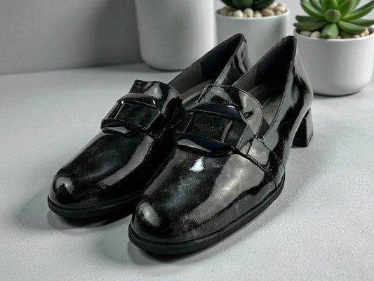 Mocasines de mujer de la marca Cutillas, con diseño clásico y elegante, con hebilla, tacón bajo y plantilla extraíble.