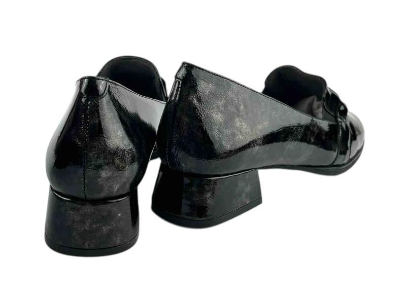 Mocasines de mujer en charol negro con tacón bajo. Zapatos cómodos y elegantes, fáciles de combinar con cualquier look.