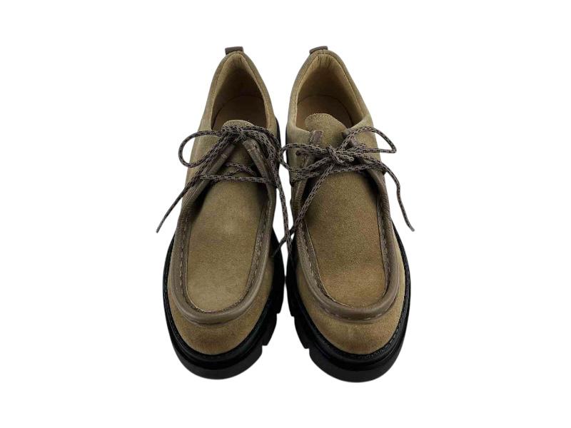 Mocasines de mujer de la marca Lince, en piel ante beige, con cordones, suela negra ligera track. Zapatos muy cómodos y ligeros, ideal para todos los días.