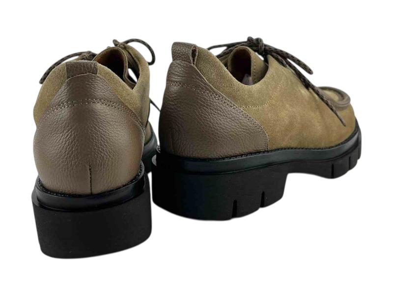 Mocasines de mujer, en piel ante color beige, con cordones y suela track. Estilo wallabee, muy cómodos y ligeros, ideales para todos los días.