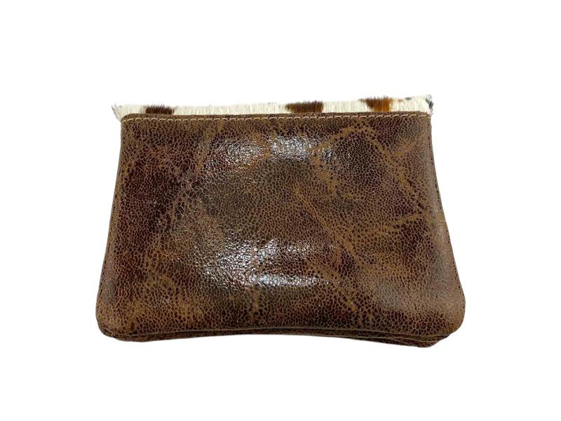 Pate de atrás de un monedero en piel de la marca Caramelo en color cuero.