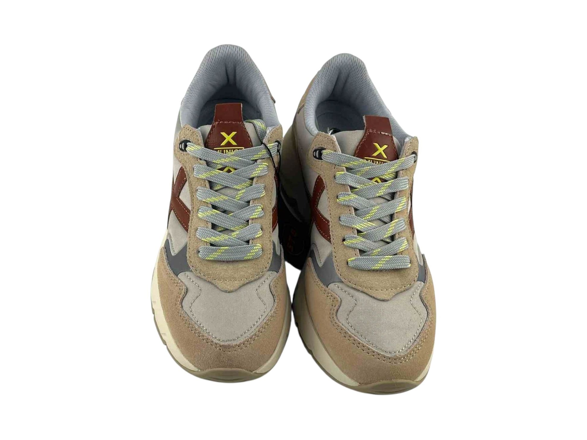 Zapatillas de la marca Munich estilo retro urbano unisex, en beige, gris y marrón. Con cordones en gris y detalles en amarillo. Logo de la marca en el lateral y en la lengüeta.