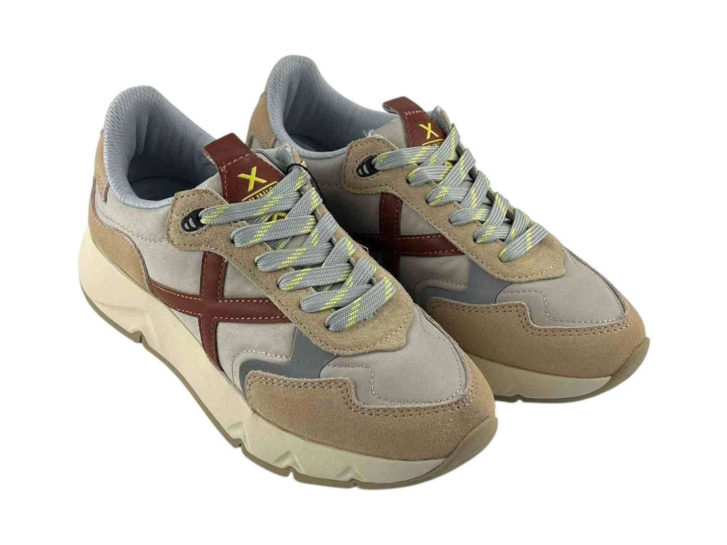 Zapatillas de moda de la marca Munich unisex,  en color beige y detalles en  plata y marrón. Logo de la marca en el lateral y lengüeta.