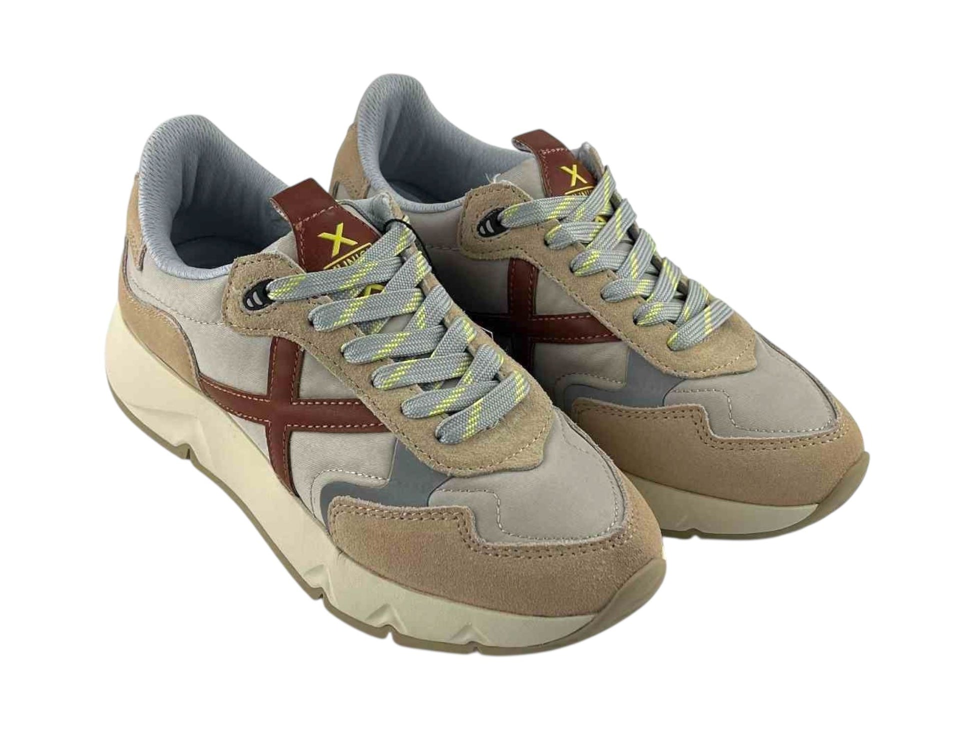 Zapatillas de moda de la marca Munich unisex,  en color beige y detalles en  plata y marrón. Logo de la marca en el lateral y lengüeta.