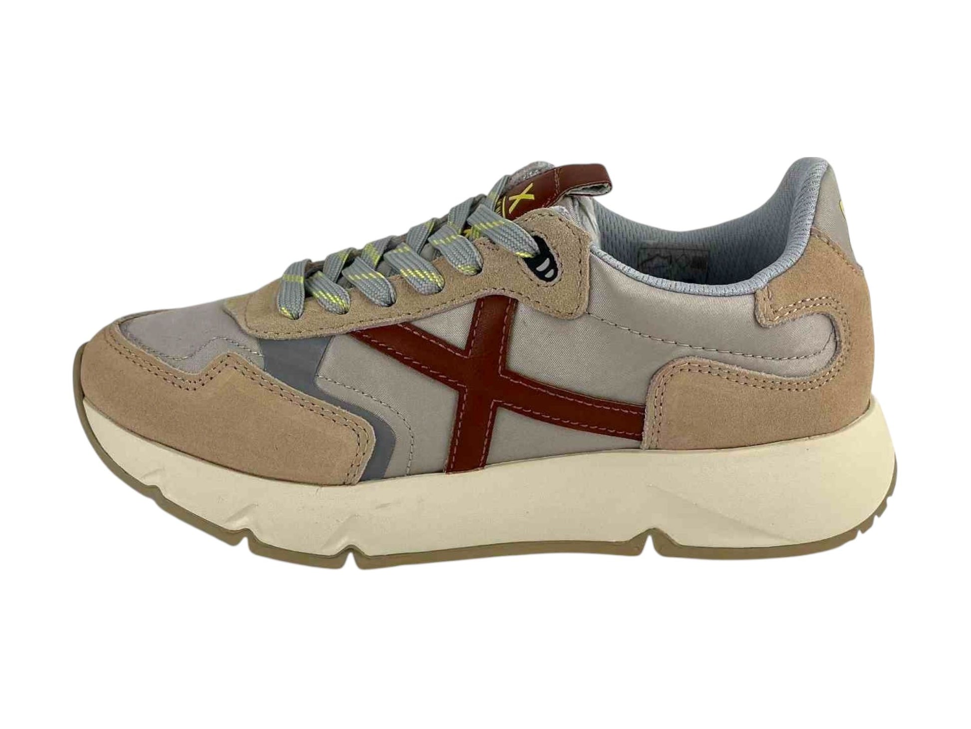 Zapatillas de la marca Munich unisex en beige y plata y detalles en marrón en ecopiel en el logo y en la lengüeta.