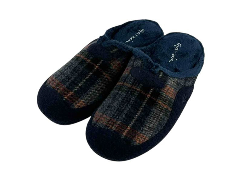 Pantuflas descalzas para hombre, en fondo azul marino y cuadros en naranja, marrón  y gris, de la marca española Garzón, de estilo clásico, muy cómodas y de gran calidad. Suela de goma antideslizante.