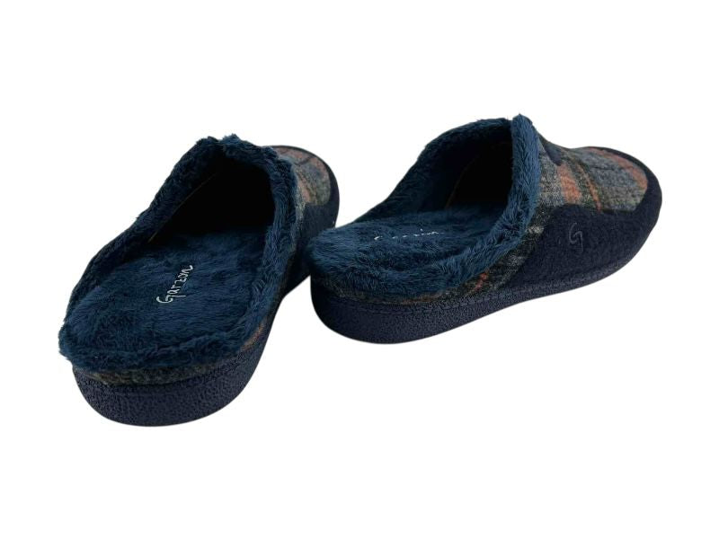 Zapatillas de casa descalzas de hombre, de la marca española Garzón, con suela de goma antideslizante, realizadas en paño suave de gran calidad, de estilo clásico, con cuadros en fondo azul y muy cómodas.