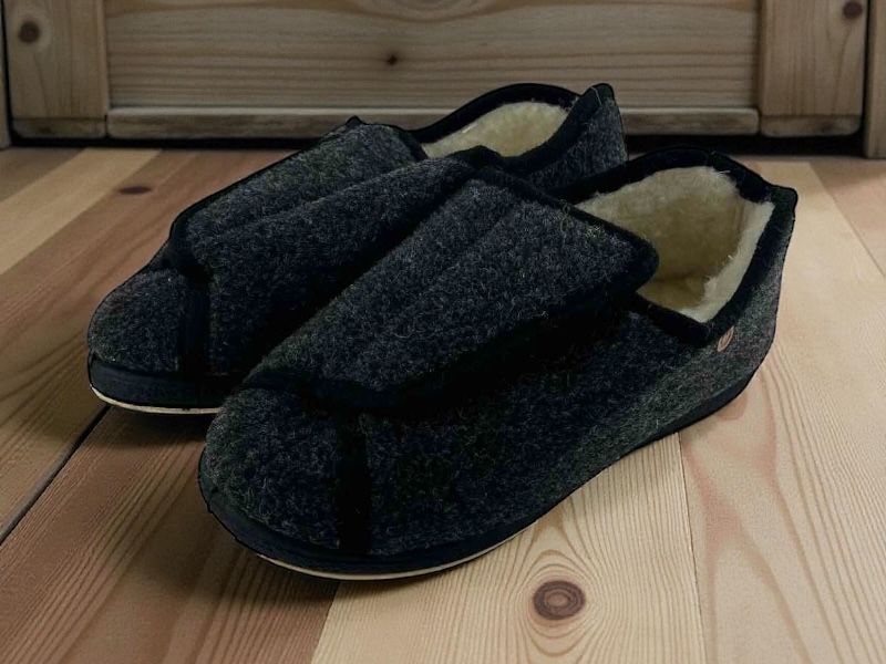 Pantuflas de casa abrigadas, fáciles de poner, unisex en fieltro gris y forradas de lana , máxima calidez, cierre de velcro y suela de goma antideslizante.