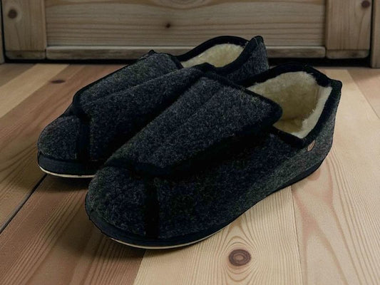 Pantuflas de casa abrigadas, fáciles de poner, unisex en fieltro gris y forradas de lana , máxima calidez, cierre de velcro y suela de goma antideslizante.