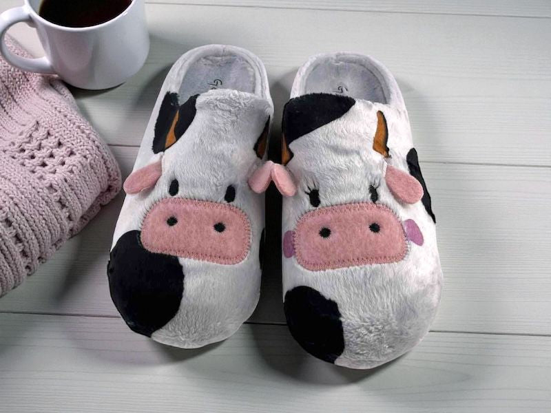 Pantuflas o zapatillas descalzas para mujer, divertidas y en forma de vaca 3D. Zapatillas en colores gris, negro, ocre y con divertida expresión de vaca feliz muy cómodas y calentitas.
 