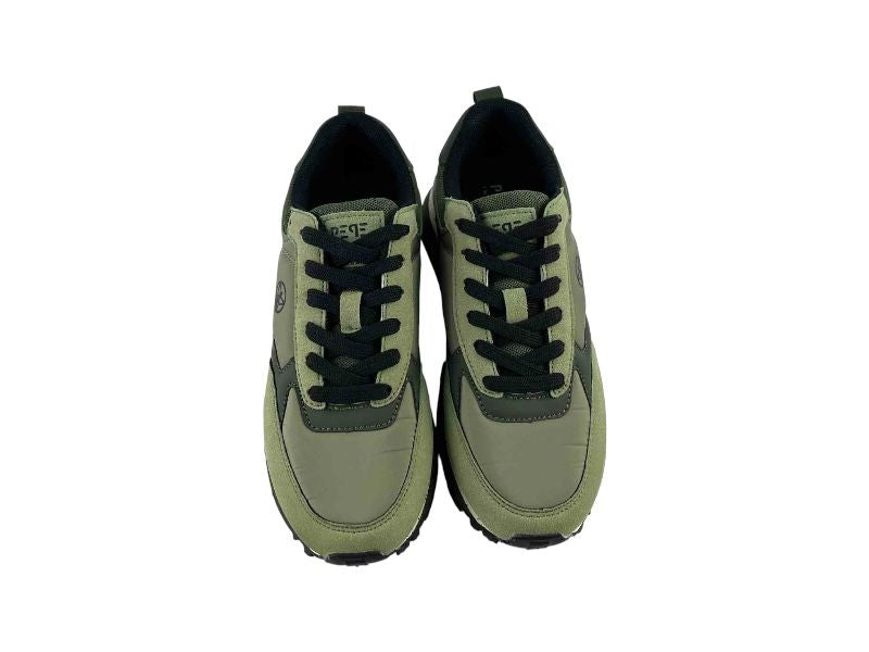 Sneakers de mujer con cordones en diferentes tonos de verde y negro.  Muy cómodos y combinables con cualquier look. Logo de la marca Pepe Moll en la lengüeta y en el lateral.